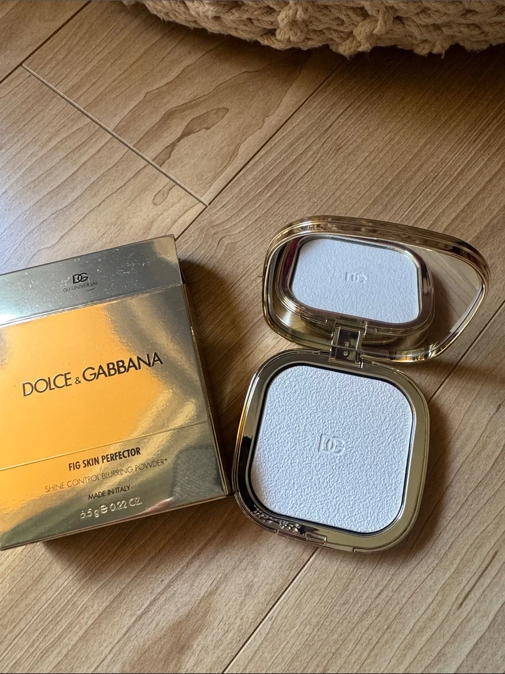 Dolce & Gabbana  Fig Skin Perfector 00 Universal